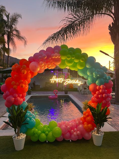 Aro de globos en tonos vivos! Temática veraniega flamingo. #poolparty Aloha Party Backdrop, 16 Birthday Pool Party Ideas, Pool Party Ideas Decoration, Sunset Pool Party, Pool Party Birthday Ideas, Birthday Pool Party Ideas, Pool Birthday Party Ideas, Outside Birthday Party, Fiesta Party Ideas