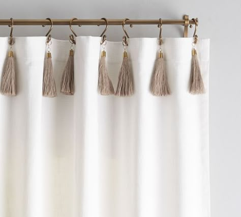 Decorar con Borlas y Capazos de Yute | aizkua | blog | portfolio Pottery Barn Rugs, Cortina Boho, Cortinas Boho, Sheer Linen Curtains, Curtain Styles, Decor Shabby Chic, Grey Curtains, Chinoiserie Chic, Kitchen Curtain