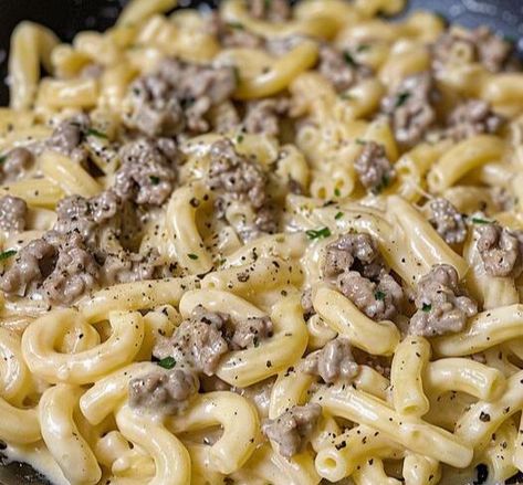 Creamy Ground Beef Alfredo Pasta, Ground Beef Alfredo Pasta, Beef Alfredo Pasta, Ground Beef Alfredo, Beef Alfredo, Creamy Ground Beef, Ramon Noodles, Garlic Green Bean Recipes, Bacon And Cheese Quiche