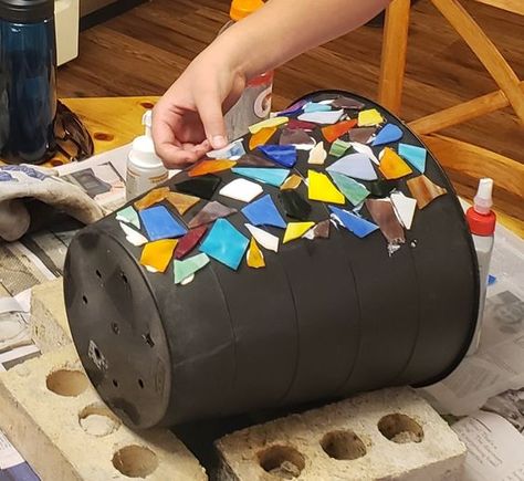 From Trash to Treasure: Make a Mosaic Pot - IKEA Hackers Ikea Trash Can, Ikea Trash, Diy Mosaics, Diy Mosaic Garden, Diy Mosaic Projects, Glass Crafts Diy, Mosaic Stones, Broken Glass Crafts, Easy Mosaic