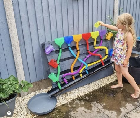 Water Play Area Outdoor, Small Garden Projects, Wooden Flower Stand, Kids Garden Play Area, Kids Garden Play, Toddler Garden, Diy Kids Playground, Diy Garden Decor Projects, Outdoor Kids Play Area