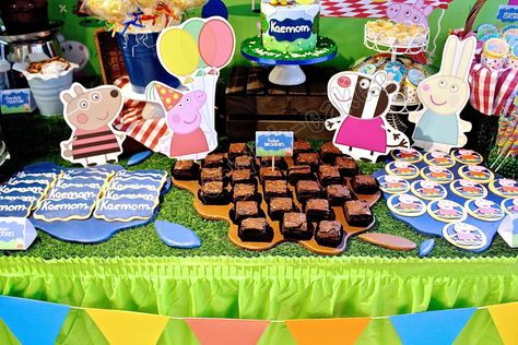 Celebrate with Cake!: Peppa Pig Dessert Table (click post to view more pictures) Pig Desserts, Peppa Pig Birthday Decorations, Peppa Pig Birthday Party, Peppa Pig Birthday, Pig Birthday, Peppa Pig, Bday Party, Dessert Table, More Pictures