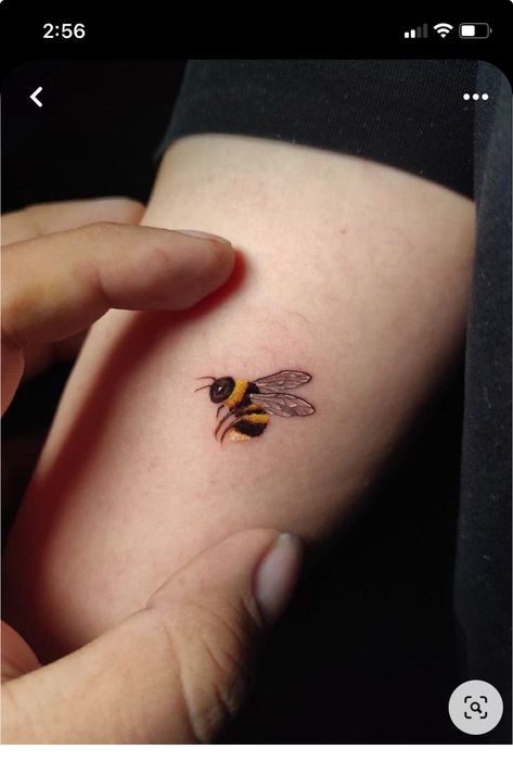 Small Bee And Flower Tattoo, Bee Small Tattoo, Tiny Bumble Bee Tattoo, Bee Tatoos Ideas, Realistic Bee Tattoo, Bumblebee Tattoos, Small Bumble Bee Tattoo, Cute Bee Tattoo, Bumblebee Tattoo