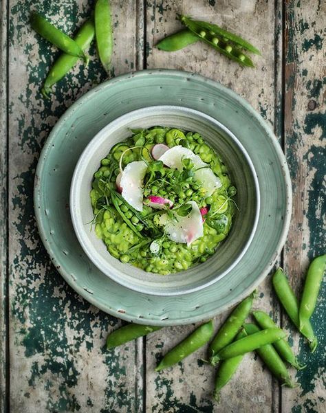 Raymond Blanc recipes: Spring Pea Risotto | HELLO! Filet Mignon Chorizo, Pea Risotto, Spring Dishes, Spring Peas, Earth Hour, Risotto Recipe, Risotto Recipes, Pea Pods, Sustainable Food