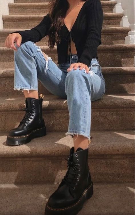 Grunge Outfit Going Out, Rock Concert Jeans Outfit, Soft Punk Outfits For Women, Edgy 90s Outfits, Corset Outfit Women, Glam Grunge Outfits, Casual Dark Feminine Outfits, Girly Alternative Outfits, Soft Edgy Outfits