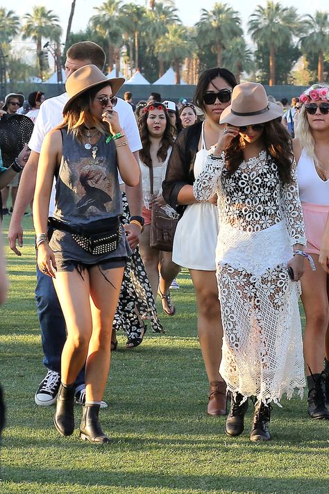 . Selena Gomez Coachella, Selena Gomez Bra, Kylie Jenner Photo, Kylie Jenner Selena Gomez, 2014 Coachella, Kendall Jenner Kylie Jenner, Kendall Kylie Jenner, Coachella 2014, White Sheer Dress