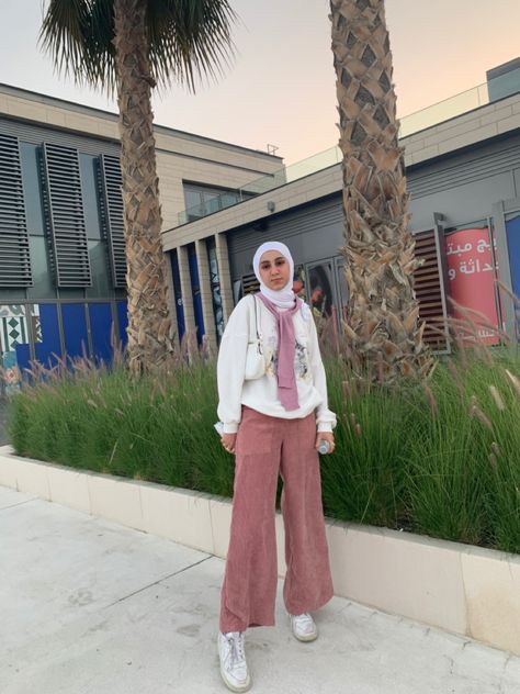 Pink Corduroy Pants Outfit, Celana Corduroy, Pink Hijab Outfit, Pink Corduroy Pants, Corduroy Pants Outfit, Pink Hijab, Uniqlo Pants, Pink Corduroy, Outfit Pink