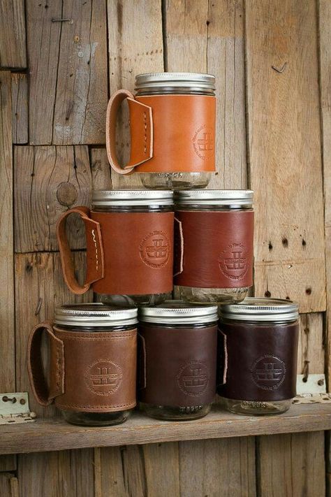 ขวดโหล Mason Jar, Mason Jar Sleeve, Leather Mason Jar, Mason Jar Cozy, Mason Jar Holder, Art Du Cuir, Diy En Cuir, Leather Craft Projects, Mason Jar Crafts Diy