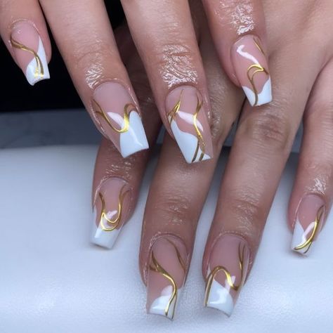 𝐒𝐊𝐘𝐄 | 𝒢𝑒𝓁 𝒳 𝒩𝒶𝒾𝓁𝓈 on Instagram: "♡ white and gold chrome ⚜️ . ♡ length/shape: medium, square . . . . . . ♡ #nailsofinstagram #gelx #apresnails #nails #nailart #apres #nailinspo #nailsofig💅🏼 #inlandempirenails #ienailtech #explore #nailsbyskyelinh" Gold Chrome And White Nails, Clear And White Nail Designs, White And Gold Abstract Nails, Gold Chrome Nails Designs Square, Gold Chrome Design Nails, Good And White Nails, Greek Goddess Nails Designs, White Nails Gold Design, Gel Nail Designs Chrome