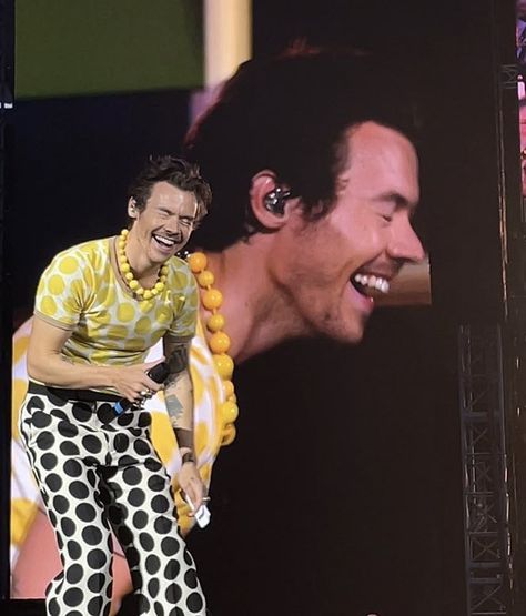 hourly harry styles on Twitter: "https://t.co/rJMti8DRWi" / Twitter Harry Styles Aesthetic, Harry Styles Cute, Harry Styles Wallpaper, Harry Styles Pictures, Harry Styles Photos, Mr Style, Harry Styles Love On Tour, Hamburg Germany, Harry Edward Styles