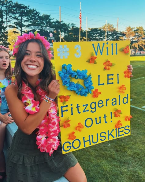 Football Game Sign, Football Game Signs, Football Game Outfits, Football Season Outfits, School Spirit Posters, Pep Club, Rally Idea, Friday Football, Student Section