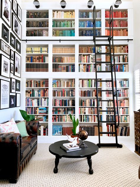 Beautiful Home Library, Dream Home Library, Cozy Home Library, Home Library Rooms, Lots Of Books, Home Library Design, Home Libraries, Library Design, Home Library