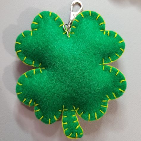 Green Clover - Large Handmade Plush Ornament Green 4 Leaf Clover Shamrock Add A Touch Of Luck To Your Keys Or Bag With This Clover Ornament Handmade Felt Keychain Charm Decoration. Made Of High-Quality Polyester Felt, These Large 4 Leaf Clover Shamrocks Are Carefully Hand-Stitched And Filled With Poly-Fil, Making Them Soft And Plush To The Touch. Each Ornament Measures About 4in. X 3.5in., Making Them The Perfect Size For Displaying On Your Bag Or As A Festive Decoration In Your Home. The Lobste Felt Charms, Easy Felt Plushies, Felt Keychain Diy, Felt Clover, Felt Pins, How To Embroider A Four Leaf Clover, Clover Leaf Embroidery, Felt Clover Flower, Felt Frog Keychain