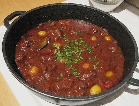 Griechisches Rindfleisch Stifado, ein sehr schönes Rezept mit Bild aus der Kategorie Gemüse. 33 Bewertungen: Ø 4,1. Tags: Europa, Gemüse, Griechenland, Hauptspeise, Rind, Schmoren Beef Stifado, Greek Beef, Mutton Meat, Cooking Dishes, Rabbit Food, Vegetable Drinks, Minced Meat, Food Names, Beef Stroganoff