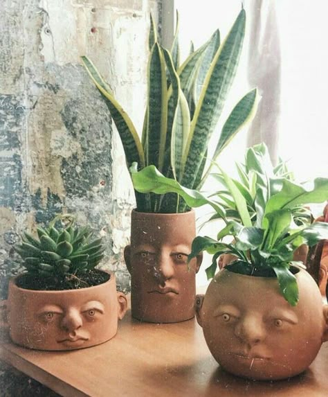 Face Pots Head Planters, Clay Plant Pots Handmade, Face Planters Diy, Clay Art Work, Clay Plant Pots, Ceramic Pinch Pots, Backyard Garden Diy, Flower Pot Art, Diy Pottery Painting