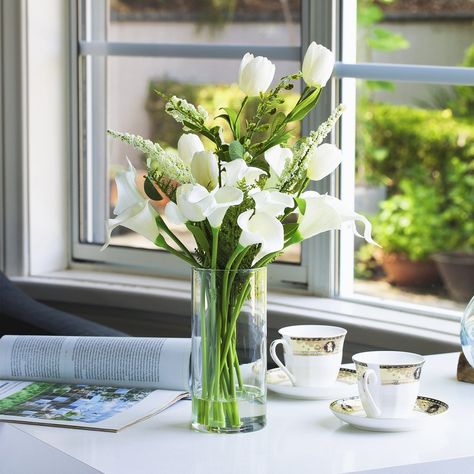 Beautiful, Fluffy and colorful! The vigorously growing tulip and lily shrub symbolizes growth, heartfelt emotions, and prosperity. Lily Centerpieces, Table Transparente, Growing Tulips, Rose Flower Arrangements, Sunflower Arrangements, Clear Glass Vase, Faux Floral Arrangement, Silk Plants, Real Touch Flowers