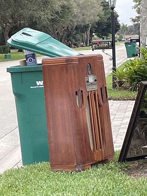 Bar Cabinet Makeover Ideas, Vintage Furniture Ideas, Vintage Radio Decor, Repurposed Tv Stand, Music Cabinet Makeover, Radio Cabinet Makeover, Stereo Cabinet Makeover, Old Radio Makeover, Antique Radio Repurposed