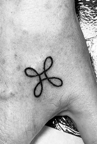 Irish Tattoos For Couples, Minimal Celtic Tattoo, Small Irish Tattoos For Men, Small Knot Tattoo, Small Celtic Knot Tattoo For Women, Celtic Family Knot, Small Celtic Knot Tattoo, Dainty Celtic Tattoo, Family Celtic Knot Tattoo