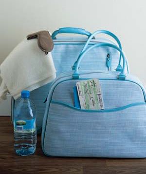 How to pack light for a weekend trip - good advice for me, I'm always overpacking. Moving To New City, Pack Suitcase, Packing For A Weekend Trip, Packaging Tips, Luggage Packing, Travel Prep, Beach Weekend, Packing Ideas, Clothing Pieces