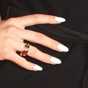 Ariana Grande's nails... White Oval Nails, Ariana Grande Nails, Oval Shaped Nails, Acrylic Nail Shapes, Shaped Nails, White Acrylic Nails, Color Nails, Jessie J, Round Nails