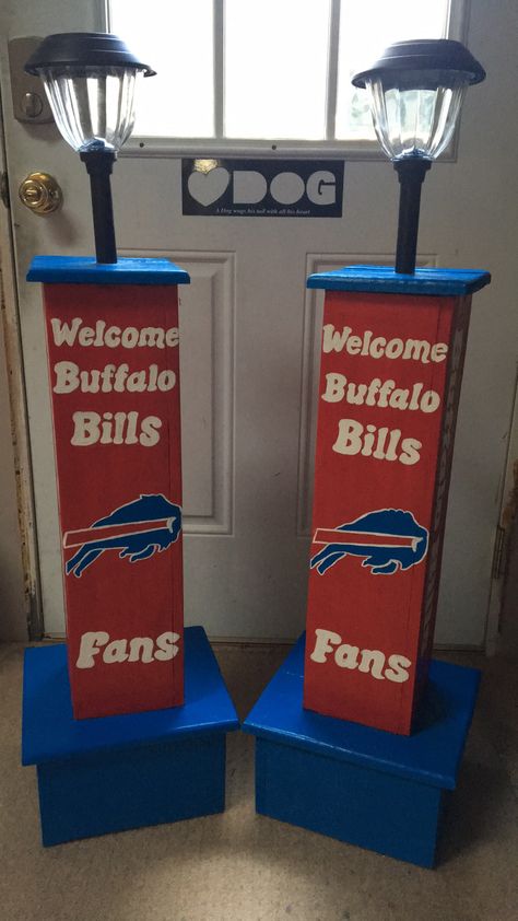 Small Backyard Decks, Buffalo Bills Stuff, Christmas Front Porch Ideas, Pallet Signs Diy, Small Front Porch Ideas, Elephant Nursery Prints, Small Front Porch, Christmas Crafts Diy Projects, Porch Uk