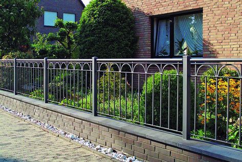 Compound Wall Railing Design, Wrought Iron Fence On Top Of Block Wall, Iron Fence With Brick Columns, Wrought Iron Fence On Stone Wall, Boundary Wall Metal Railing, Door Diy Projects, Porte In Ferro, Dream Backyard Pool, Gates And Railings