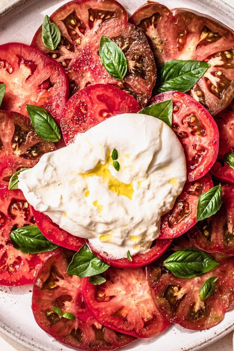 A close up image of a sliced heirloom tomatoes, seasoned with salt and pepper and topped with burrata cheese and basil. Barata Salad, Burrata Caprese Salad, Burrata Caprese, Bridesmaids Brunch, Tomato Basil Salad, Weekend Meal Prep, Heirloom Tomato Salad, Caprese Salad Recipe, Pesto Dressing