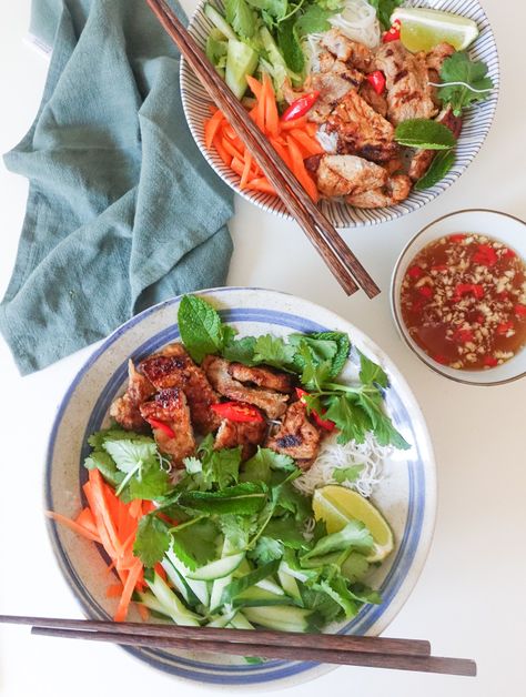 Vietnamese Noodle Salad, Spring Roll Sauce, Vietnamese Noodles, Banana Walnut Bread, Pork Roll, Rice Vermicelli, Popular Snacks, Noodle Salad, Cooked Apples