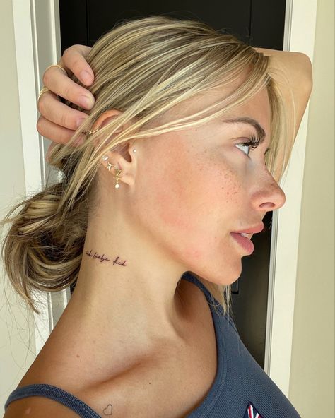 Word Neck Tattoos, Pouty Girl, Small Neck Tattoos, Side Neck Tattoo, Neck Tattoos Women, Stylist Tattoos, Dainty Tattoos, Spine Tattoos, Subtle Tattoos