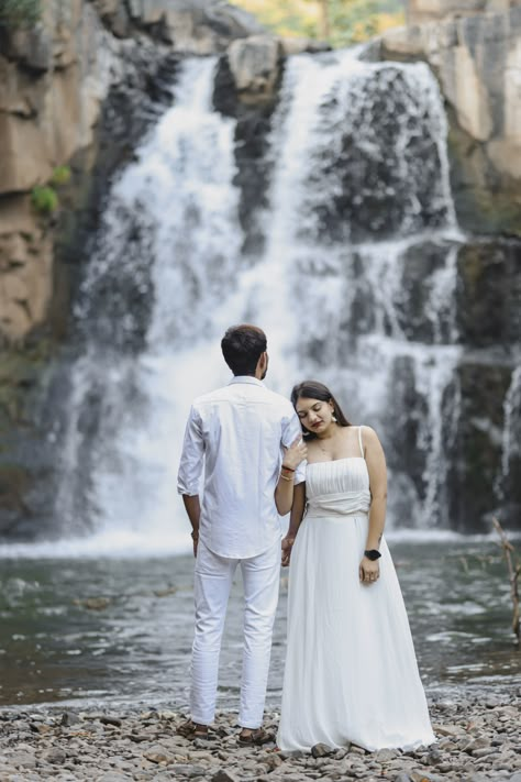 Pre Wedding Photoshoot Hill Station, Waterfall Couple Poses, Outdoor Prewedding Photography, Waterfall Prewedding Shoot, Prewedding Minimal, Waterfall Couple Photoshoot, Bride Fashion Photography, Pre Wedding Photoshoot Beach, Pre Wedding Photoshoot Props