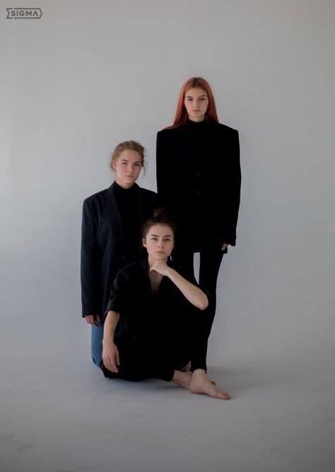 Three People Photography, 3 Models Posing Together Fashion, Photoshoot Three People, 3 Friend Pictures Poses, Three Person Photoshoot, Photoshoot Ideas 3 People, 3 Models Posing Together, Three People Poses, Photobox Pose