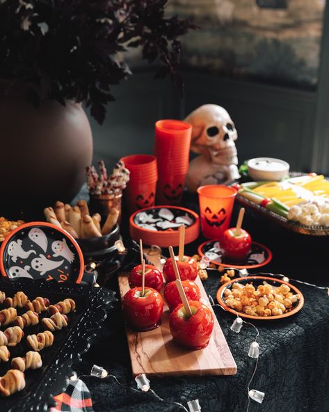 7 Tips For Throwing a Memorable Halloween Party - Chris Loves Julia Pumpkin Oil, Halloween Tablescape, Halloween Decor Ideas, Halloween Bingo, Halloween Frames, Skull Pumpkin, Chris Loves Julia, Halloween Front Porch, Spooky Halloween Decorations