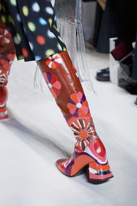 Paco Rabanne Spring 2020 Ready-to-Wear Fashion Show - Vogue Summer Boot, Oxblood Leather, Summer Boots, Shoes Too Big, Runway Trends, Cropped Flares, Paco Rabanne, Primavera Estate, Summer Girls