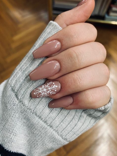 Winter Coffin Nail Ideas, Christmas Coffin Nail Designs, Nails 2023 Trends, Beige Nails Design, Blue Ombre Nails, 2023 Nails, Festive Nail Art, Winter Nails Acrylic, Christmas Nails Easy