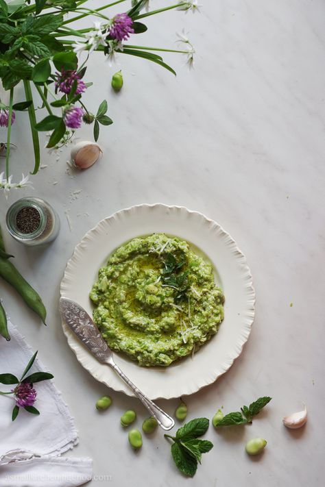 Fava beans pesto (or marò): for as long as it takes - asmallkitcheningenoa Vegetable Tian, Pea Puree, Healthy Dip Recipes, Salsa Fresca, Spring Dinner, Mint Recipes, Healthy Dips, Bbc Good Food, Pea Recipes