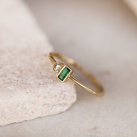 Jade And Gold Ring, Green Gem Rings, Minimal Rings Gold, Rings For Small Fingers, Gold Ring Green Stone, Stone Rings Women, Birthstones Ring, Simple Ring Design, Ruby Ring Designs