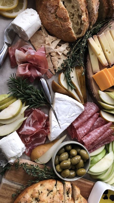 Cheese Platter Aesthetic, Cheese Board Aesthetic, Aesthetic Charcuterie Board, Charcuterie Aesthetic, Charcuterie Board Aesthetic, Charcuterie Inspiration, Food Goals, Food Platters, Food Obsession