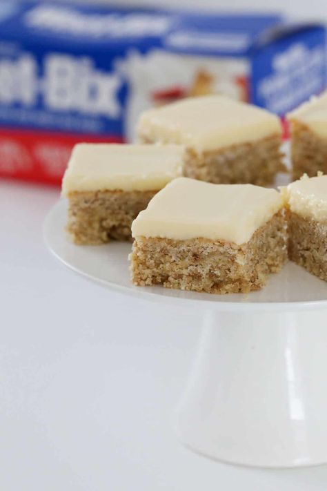 An Australian classic recipe... a baked lemon Weet-Bix slice topped with a creamy lemon frosting! This delicious lemony baked slice is a simple one bowl, 'melt and mix' recipe, which balances a zesty lemon icing with a chewy Weet-Bix and coconut base! Perfect for morning tea, school lunch boxes or an after school treat. #weet-bix #recipesusingweet-bix #slice #lemonslice #thermomixslice Lunchbox Baking, Coconut Ice Recipe, Chocolate Coconut Slice, Weetbix Slice, Peppermint Slice, Easy Lunchbox, Chocolate Caramel Slice, Jelly Slice, Slice Recipes