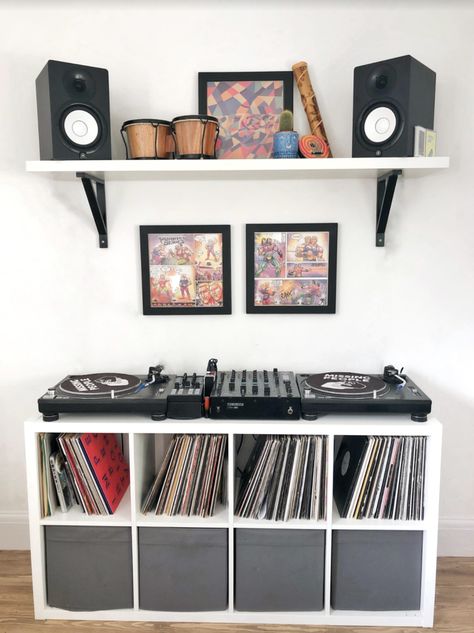 Music Room Decor Ideas - shelves for your home Music Shelf Decor, Music Room Organization Home, Dj Office Ideas, Vinyl Home Decor Ideas, Music Organization, Music Collection Room, Music Shelves, Music Room Design Ideas, Music Theme Living Room