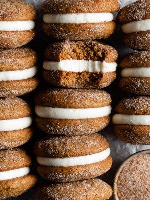 Gingerbread Whoopie Pies, Peppermint Brownie Cookies, Whoopie Pie Filling, Maple Cream Cheese Frosting, Chocolate Chip Bundt Cake, Maple Cream Cheese, Delicious Holiday Desserts, Whoopie Pie Recipe, Almond Toffee