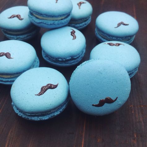 Papa macaron for father's day Fathers Day Macarons, Macarons Ideas, Painted Macarons, Macaron Ideas, Home Bakery Business, Chocolate Diy, Sweet Gift Ideas, Father's Day Specials, Macaroon Recipes