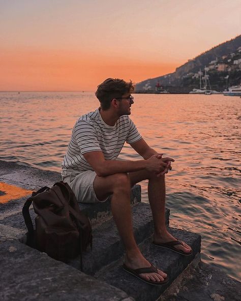 Niklas - Germany no Instagram: “on the shore is the place to be 🌞 last one is my mood 24/7 🍽” Flip Flop Outfits Summer, Flip Flop Outfits, Mens Flip Flops Fashion, Flops Outfit, Shorts Outfit Casual, Best Summer Shoes, Slippers Outfit, Holiday Outfits Summer, Brown Flip Flops