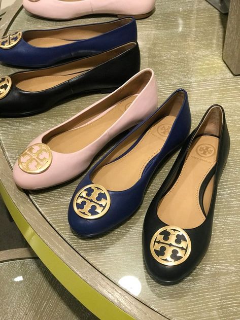 Tory Burch Flats | Cute Fall Fashion Tory Burch Ballet Flats Outfit, Tori Burch Flats, Luxury Wishlist, Cute Fall Fashion, Hipster Shoes, Tory Burch Bracelet, Maternity Wedding, Tory Burch Ballet Flats, Different Body Types