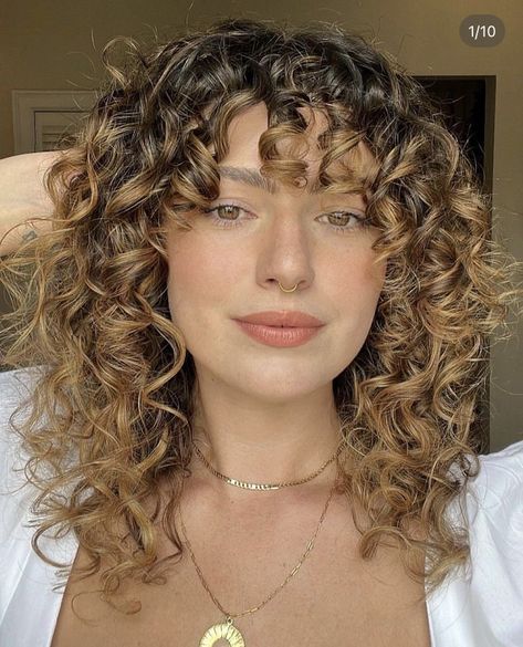 Butterfly Cut Curly Hair, Diy Hair Coloring, Curly Balayage Hair, The Butterfly Haircut, 3a Curly Hair, Curly Hair Color, Hair Content, Butterfly Haircut, Natural Curly Hair Cuts