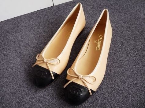 Chanel two-tone ballet flats Shoes Quotes, Black Shoes Heels, Shoes Teen, Latest Shoe Trends, Yeezy Shoes, Diy Shoes, Doll Shoes, Fall Shoes, Trendy Shoes