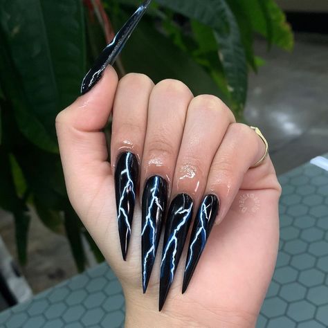 𝘓𝘢 𝘗𝘶𝘦𝘯𝘵𝘦 , 𝘊𝘈 📍 on Instagram: “Been wanting to try this for the longest! 🖤⚡️ . . . Inspo: @_slayedbyjayde 💙 #explore #explorepage #lightningnails #stilletonails…” Nails Stilleto Long, Long Stiletto Nails Design Classy, Dark Stiletto Nails, Weird Nails, Lightning Bolt Nails, Racing Nails, Lightning Nails, Long Stiletto Nails, Sharp Nails