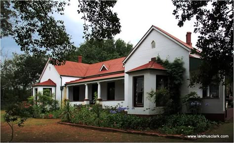 The Photophile - [photophile - a.,n. (organism) loving light.]: Traditional South African Farm House South African Farmhouse, African Farmhouse, African Homes, Derelict House, South African Homes, British Colonial Architecture, African House, Colonial Farmhouse, Colonial Architecture