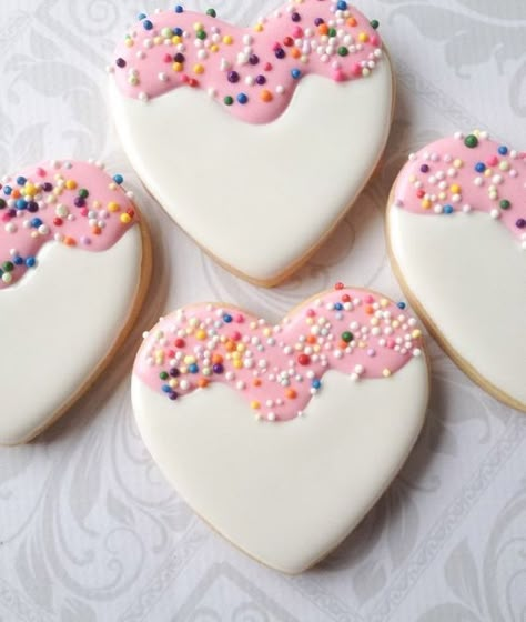 Sprinkle Heart Cookies - Best Baby Sprinkle Ideas Cookies With Sprinkles, Baby Sprinkle Ideas, Valentines Day Sugar Cookies, Valentine Cookies Decorated, Funfetti Cupcakes, Sprinkle Ideas, Flooding Cookies, Valentine Sugar Cookies, Valentines Cookies