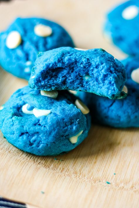 Blue Chocolate Chip Cookies, Colorful Dessert Recipes, Percy Jackson Party, Blue Snacks, Funfetti Cake Mix, Blue Cookies, Blue Desserts, Easy Chocolate Chip Cookies, Blue Chocolate