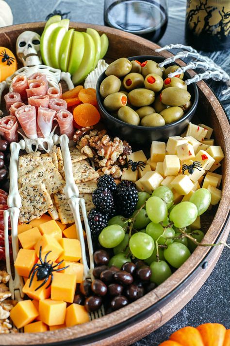 Halloween Charcuterie Board Ideas, Healthy Pumpkin Bars, Fruit Charcuterie, Halloween Charcuterie Board, Halloween Charcuterie, Charcuterie Board Ideas, Spooky Snacks, Bagel Chips, Halloween Fruit